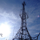 Радио MW решетки передающей линии и башня телевидения