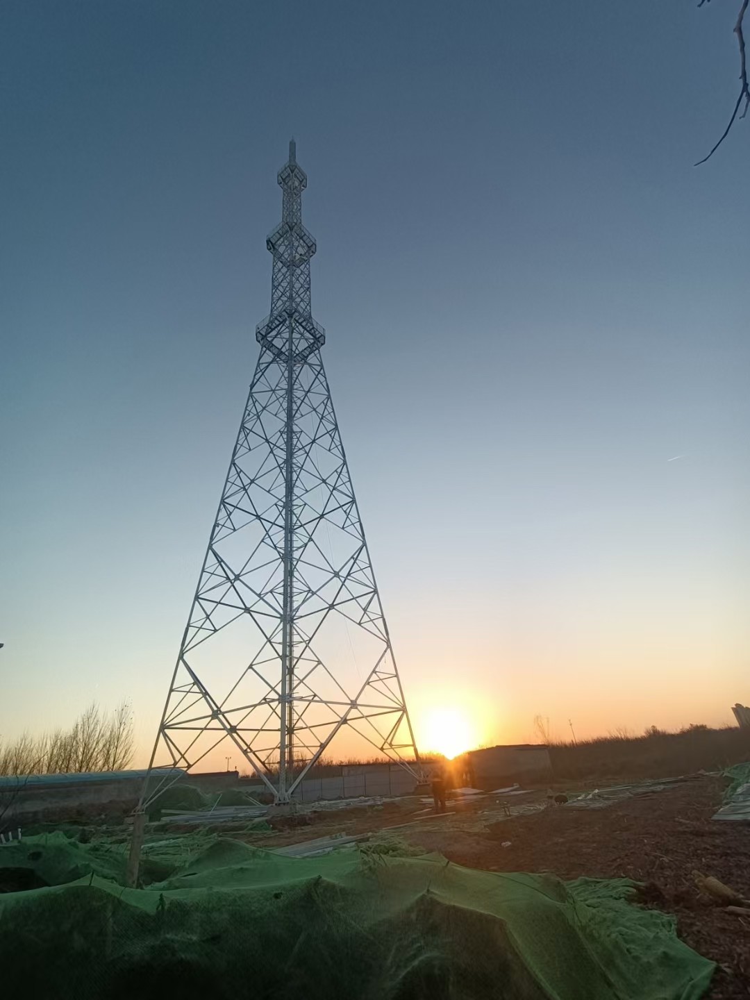 Антенны радио Fm башни связи Gsm 5g и рангоут микроволн высокий
