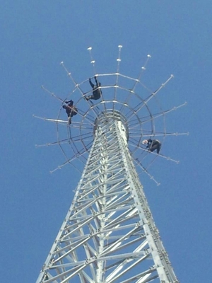 Рангоут стального треугольника решетки башни оттяжки антенны антенны 30m триангулярный